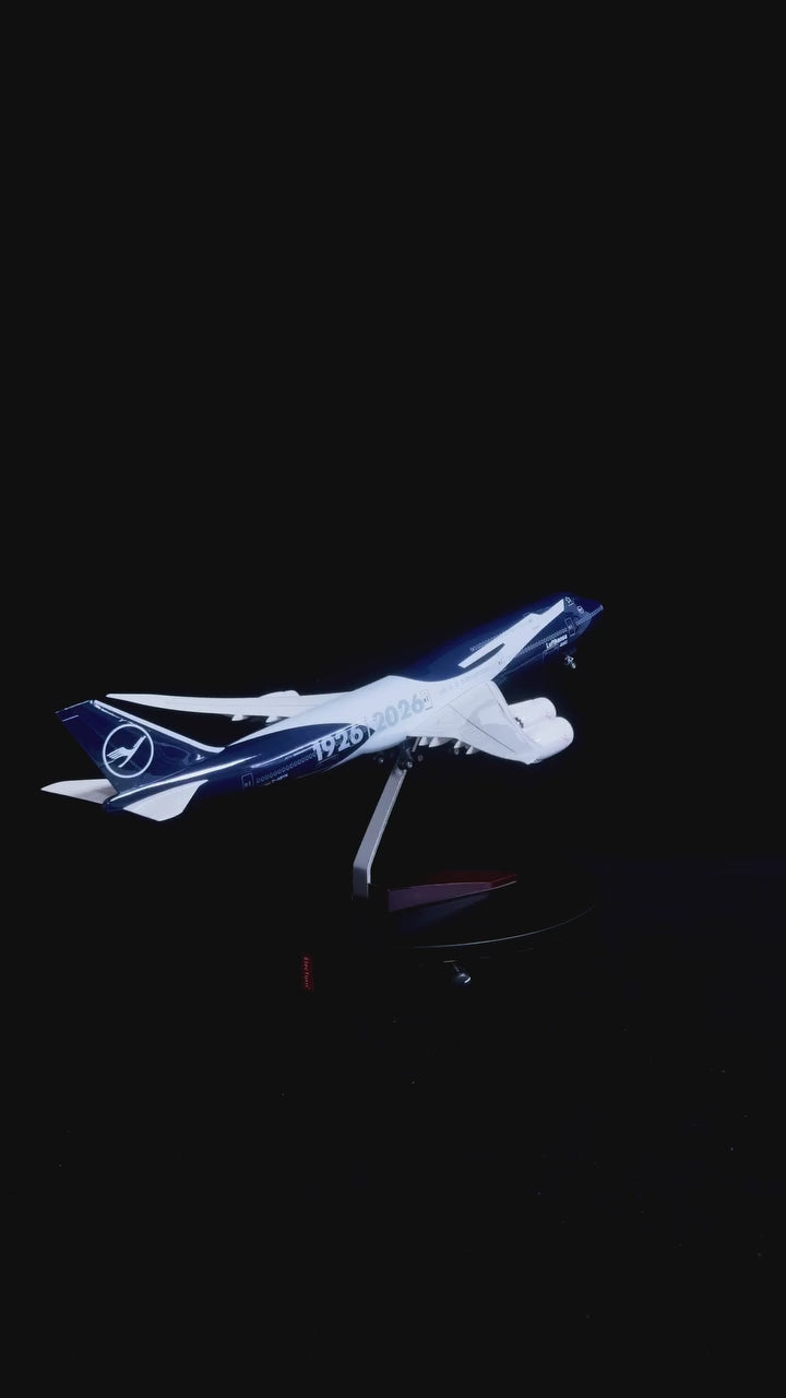 Video laden: Lufthansa Boeing 747 100th Anniversary 1:150 scale aircraft model, featuring a special anniversary livery and detailed collectible design.